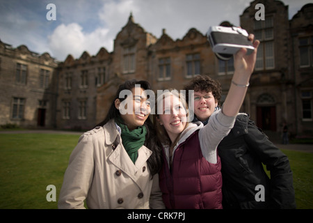 Les élèves à prendre des photos d'eux-mêmes Banque D'Images