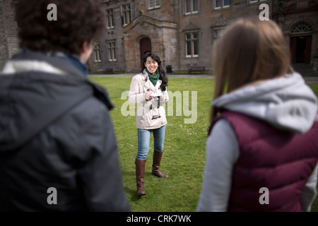 Student taking photo d'amis Banque D'Images