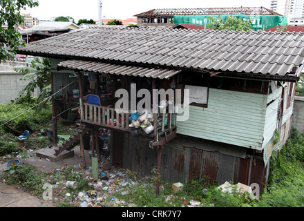 C'est dans la banlieue de Bangkok, vieux, abandonné ou chambre en bois. Toit bleu pour certains d'entre eux. Il y a trop d'arbres Banque D'Images