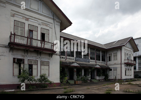 C'est dans la banlieue de Bangkok, vieux, abandonné ou chambre en bois. Toit bleu pour certains d'entre eux. Il y a trop d'arbres Banque D'Images