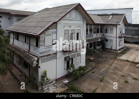 C'est dans la banlieue de Bangkok, vieux, abandonné ou chambre en bois. Toit bleu pour certains d'entre eux. Il y a trop d'arbres Banque D'Images