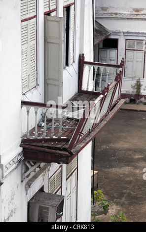 C'est dans la banlieue de Bangkok, vieux, abandonné ou chambre en bois. Toit bleu pour certains d'entre eux. Il y a trop d'arbres Banque D'Images