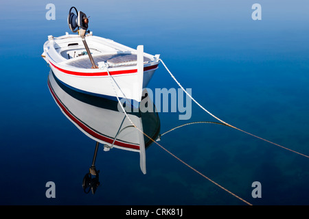 Fraîchement peint sur un bateau blanc mer calme blu Banque D'Images