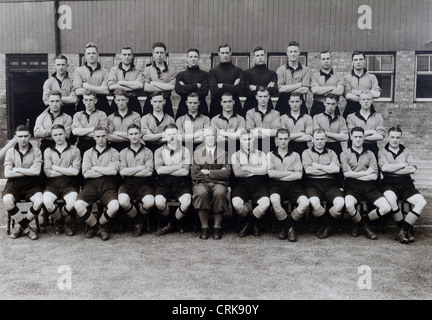 Équipe du club de football de Wolverhampton Wanderers en août 1933. Retour LtoR Jack Smith, Wilf Lowton, Reg Hollingworth, Fred Pincott, Frank Wildman, Cyril Spiers, Jack Ellis, John Nelson, Cecil Shaw, Dickie Rhodes. Milieu rangée Dai Richards, Irvine Harwood, Billy Hartill, Jack Preece, Jack Dowen, W Bucknall, Gordon Clayton, Joe Gardiner, M Burgin, Tom Wildsmith. Front row Jimmy Deacon, Syd Protheroe, Tom Smalley, Billy Bryant, Charlie Phillips, Major Frank Buckley (secrétaire-gestionnaire), Bill Barraclough, Jack Shelton, Mark Crook, Jack Hetherington, Les Heelbeck. Banque D'Images