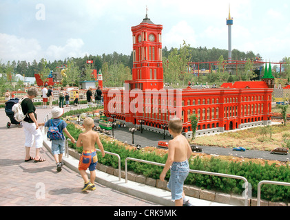 Visiteurs à l'Hôtel de Ville de Berlin à Legoland Allemagne Banque D'Images