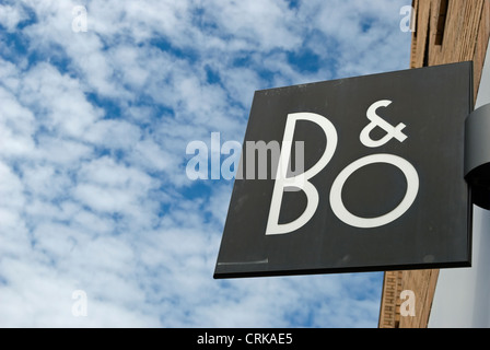 Bang & Olufsen signe suspendu à une branche de l'audio et vidéo détaillant à Kingston upon Thames, Surrey, Angleterre Banque D'Images