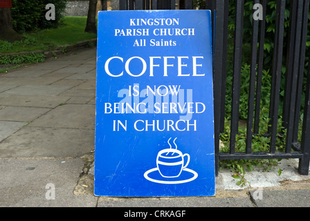 Aujourd'hui café servi à l'Église, signe de l'église All Saints, Kingston upon Thames, Surrey, Angleterre Banque D'Images