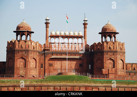 Delhi Gate et mur extérieur, le fort rouge, fort du 17ème siècle, construit par l'empereur Moghol Shah Jahan Banque D'Images