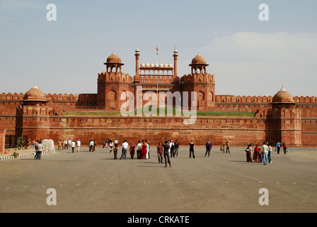 Delhi Gate et mur extérieur, le fort rouge, fort du 17ème siècle, construit par l'empereur Moghol Shah Jahan Banque D'Images