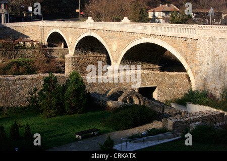 Pont en arc, Veliko Tarnovo, Bulgarie Banque D'Images