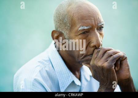 Les aînés de portrait old african american man contemplative à la route. Copy space Banque D'Images