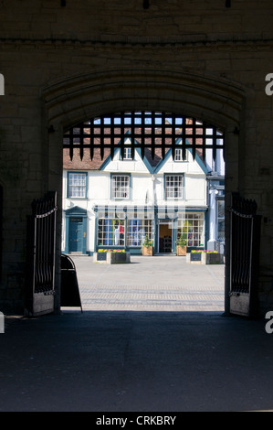 De l'entrée de l'abbaye menant à une place sur Angel Hill à Bury St.Edmunds dans Suffolk, Grande-Bretagne. Bury St Edmunds est souvent appelé local Banque D'Images