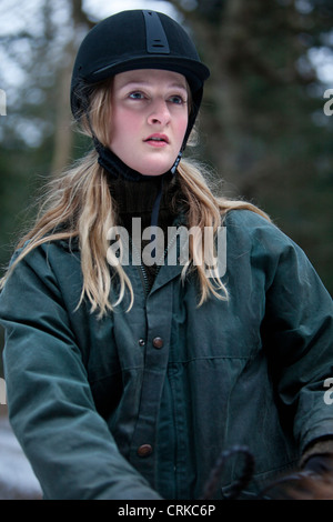 Woman riding horse en plein air Banque D'Images