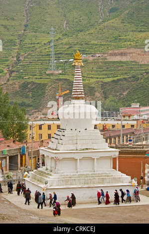 Une vue aérienne de la population locale et de pèlerins en entourant le stupa blanc à Xiahe. Banque D'Images