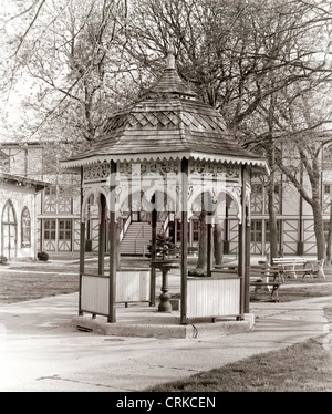 Gazebo victorien avec fontaine d'eau potable Banque D'Images