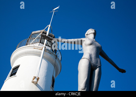La belle plongée Sculpture et phare de Vincents Pier North Yorkshire Angleterre Scarborough Banque D'Images