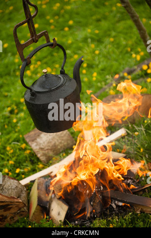 Une black kettle bouillir sur un feu ouvert sur un camping, uk Banque D'Images