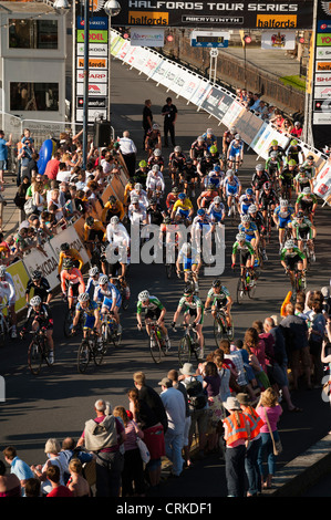 Les cyclistes professionnels en compétition dans la série événement, Halfords d''Aberystwyth, Pays de Galles UK Juin 2012 Banque D'Images