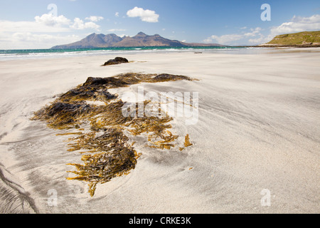 La baie de Liag à Cleadale sur l'île de Eigg, à l'égard de l'île de Rum, Ecosse, Royaume-Uni. Banque D'Images