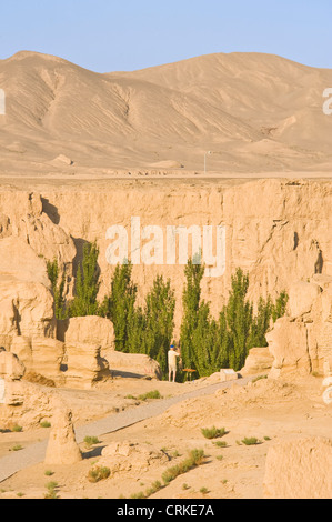 Un touriste à prendre des photos d'une section de la ville antique de Jiaohe, situé à environ 10km à l'ouest de Turpan ville de Chine. Banque D'Images