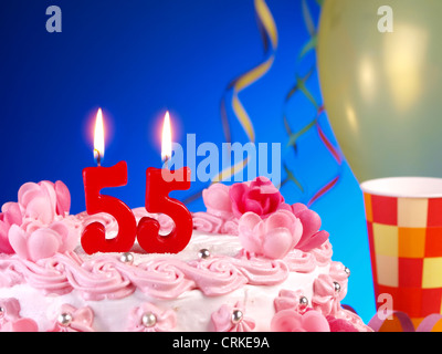 Anniversaire - anniversaire gâteau avec 55 bougies montrant Nr. Banque D'Images
