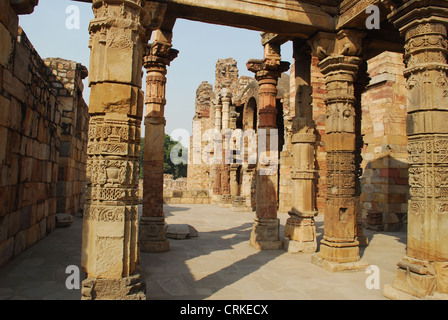 Piliers sculptés - Complexe Qûtb Minâr, Delhi, Inde Banque D'Images