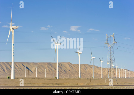 Aux côtés de l'autoroute G30 Lianhuo dans l'ouest de la Chine avec une partie de la ferme éolienne de Daheyan. Banque D'Images