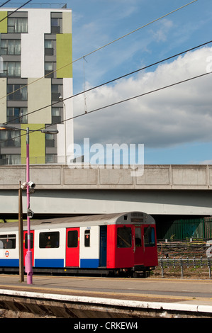 Métro de Londres l'attente dans une gare à Londres, Angleterre. Banque D'Images