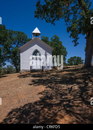 Vieux Saint Francis Xavier petite église blanche en chinois Camp, California, USA. Banque D'Images