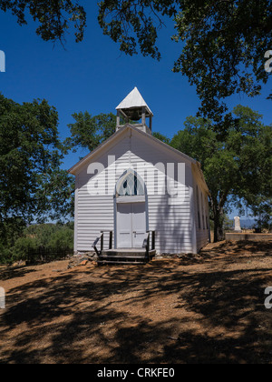 Vieux Saint Francis Xavier petite église blanche en chinois Camp, California, USA. Banque D'Images