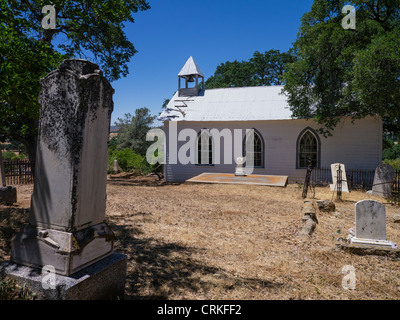 Vieux Saint Francis Xavier petite église blanche en chinois Camp, California, USA. Banque D'Images