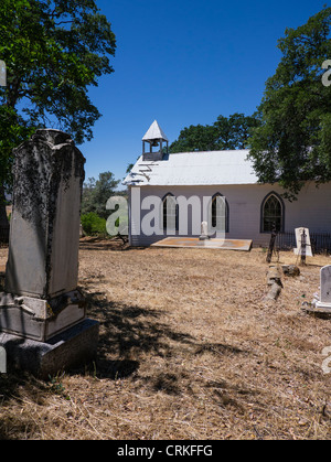 Vieux Saint Francis Xavier petite église blanche en chinois Camp, California, USA. Banque D'Images