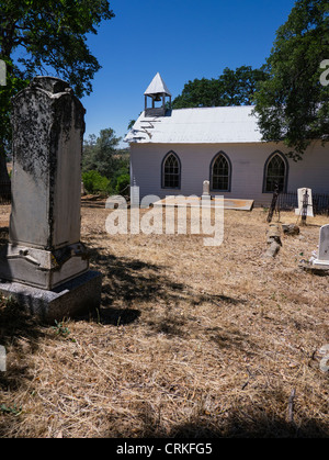 Vieux Saint Francis Xavier petite église blanche en chinois Camp, California, USA. Banque D'Images