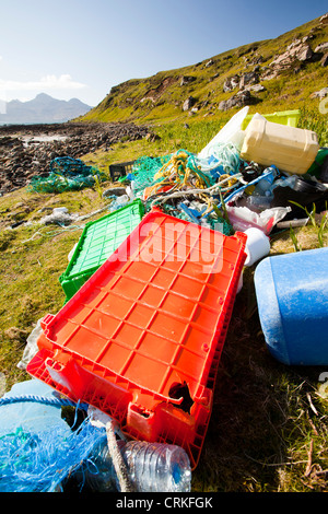 Déchets rejetés en plastique à la Singing Sands sur la côte ouest de l'île de Eigg, Ecosse, Royaume-Uni. Banque D'Images