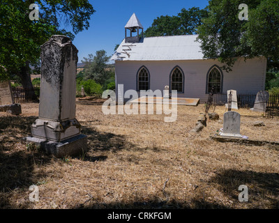 Vieux Saint Francis Xavier petite église blanche en chinois Camp, California, USA. Banque D'Images