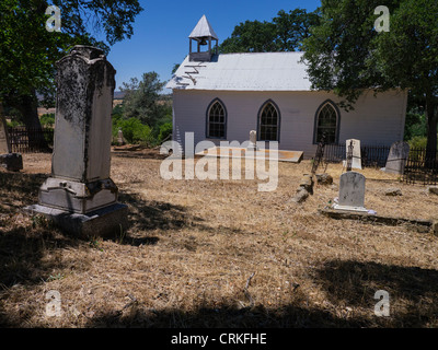 Vieux Saint Francis Xavier petite église blanche en chinois Camp, California, USA. Banque D'Images