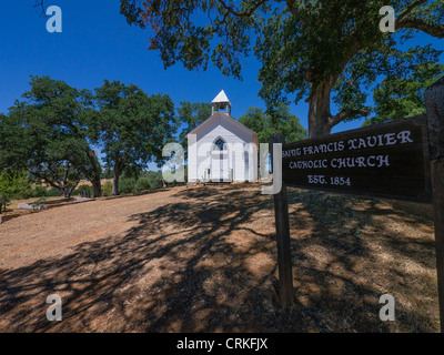 Vieux Saint Francis Xavier petite église blanche en chinois Camp, California, USA. Banque D'Images