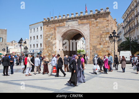 Square et de Bab Bhar, Porte de France dans la partie centrale de la Tunisie. Les gens sur croix de la Place de la victoire par la Médina Banque D'Images