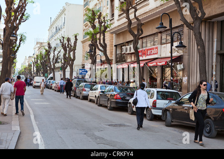 TUNIS, TUNISIE - CIRCA MAI, 2012 : avenue principale par nom Habib Bourguiba est à Tunis capitale. Banque D'Images