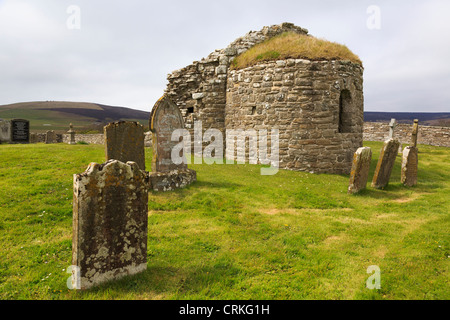 Ruines de 12thc Kirk ronde nef (église de St Nicolas) avec des pierres tombales anciennes dans l'église à Orphir Orkney Islands Scotland UK Banque D'Images