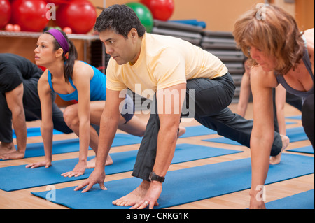 Les personnes pratiquant le yoga en studio Banque D'Images