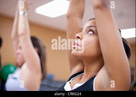 Les personnes pratiquant le yoga en studio Banque D'Images