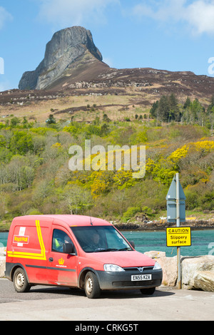 La baie à Galmisdale sur l'île de Eigg, Écosse, Royaume-Uni, en regardant vers l'emblématique pic Sgurr. Banque D'Images