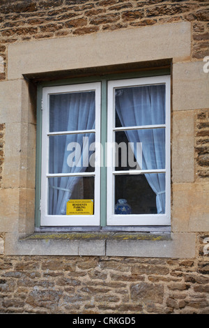 Signe dans la fenêtre de la maison à Lacock - Association des locataires de Lacock résidents zone de stationnement les visiteurs utilisent le parking fourni à Lacock, Wiltshire, Royaume-Uni en avril Banque D'Images