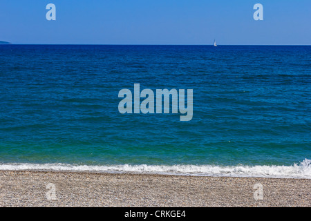 Journée d'été à la plage en face de la mer bleue et le ciel Banque D'Images