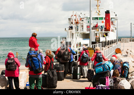 Passagers attendent à bord du ferry Caledonian Macbrayne, Loch Nevis, quels services l'île de Eigg de Mallaig Banque D'Images