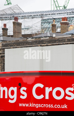 Le montage des panneaux solaires de la gare de Kings Cross, London, UK. Banque D'Images