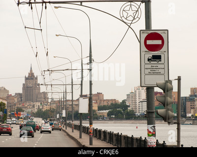 Le trafic le long de la berge, dans le centre de Moscou Banque D'Images