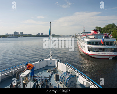 De partir pour une croisière fluviale de Moscou à Saint-Pétersbourg sur la rivière de Moscou en Russie Banque D'Images