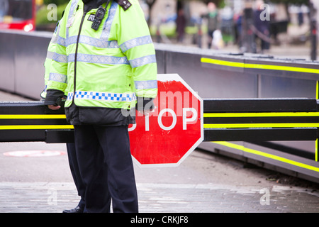 Barrières de police mis en place autour de la Maison du Parlement à Londres à l'abri de véhicule ou de kamikazes Banque D'Images